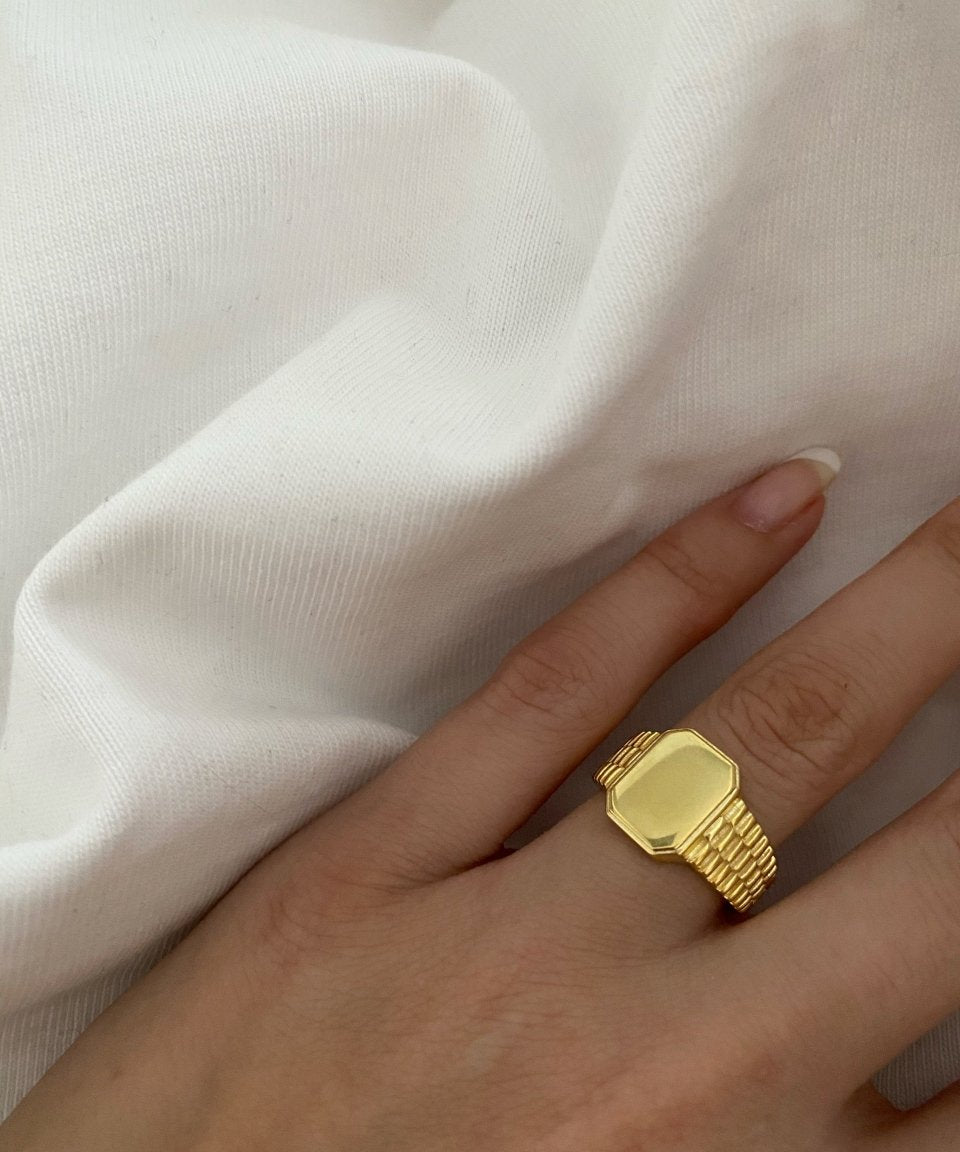 Custom engraved 925 silver signet ring – personalized jewelry for him or her