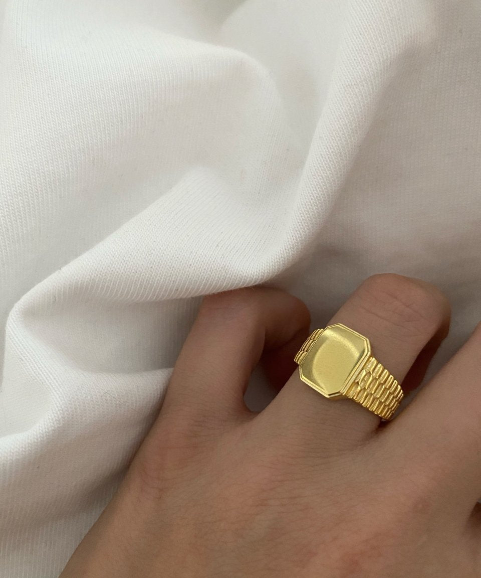 925 Silver personalized signet ring with custom engraving – minimal unisex design for everyday wear or gifting